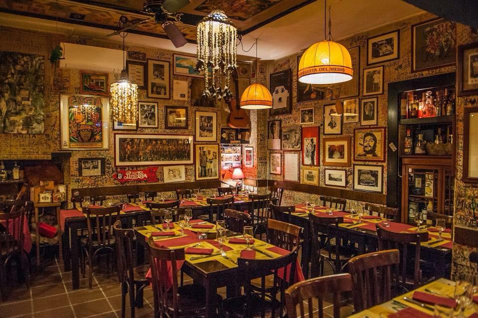 Sala storica della Bodeguita con tavoli apparecchiati
