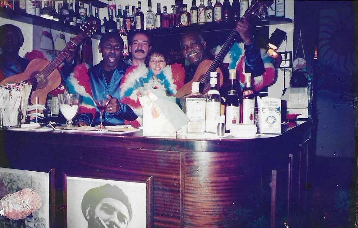 Un gruppo storico riunito attorno al bancone della Bodeguita